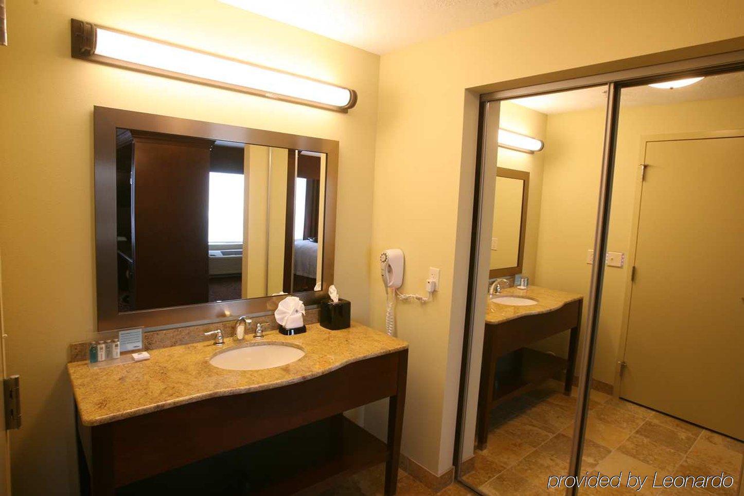 Hampton Inn & Suites Fargo Medical Center Rum bild